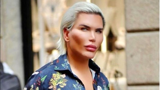 Detuvieron al "Ken Humano" por no parecerse a sus fotos del pasaporte