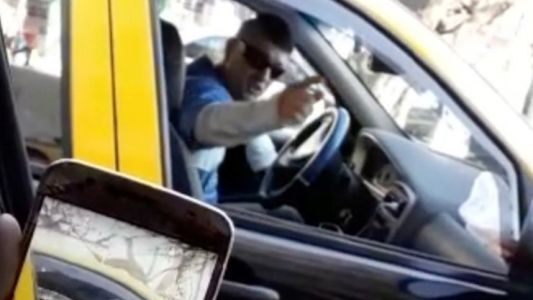 Video: una taxista insultada por un colega porque creyó que le había robado un pasajero