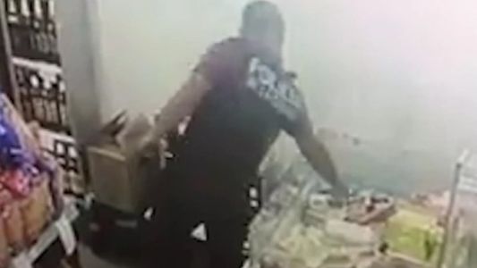 Video: escracharon a un policía robando fiambre de un supermercado chino
