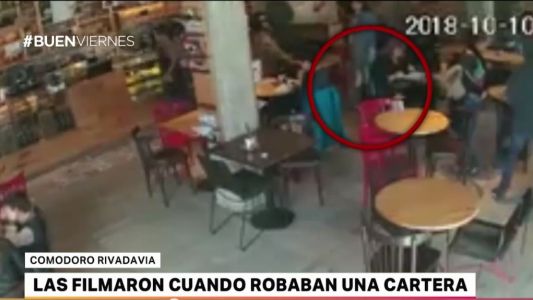VIDEO: Dos mujeres roban una cartera en un bar