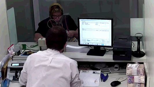 Robó el DNI de la mujer que cuidaba, sacó un crédito y retiró el dinero
