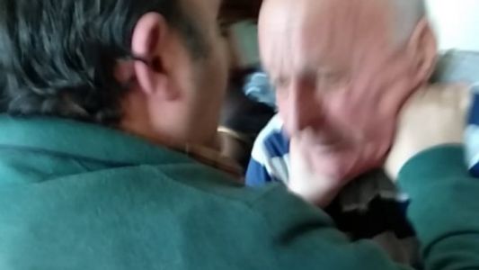 Dueño de una clínica casi ahorca a un jubilado que le pidió medicación