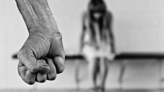 Ayudaba a vestir a su hija de 12 años, descubrió que estaba embarazada y que había sido violada
