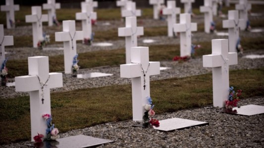 Malvinas: identificaron al soldado 101 enterrado en el cementerio de Darwin