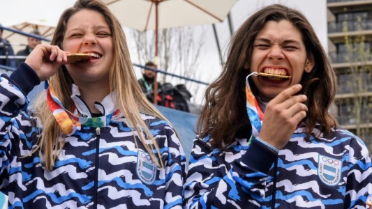 ¿Por qué los atletas olímpicos muerden sus medallas?