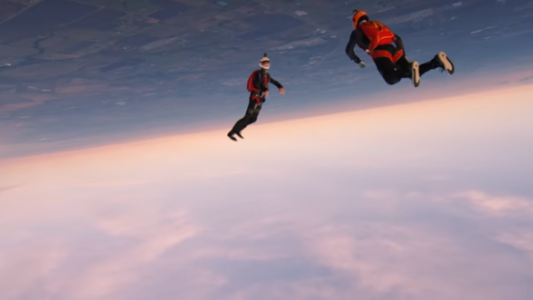 Una locura: paracaidistas filmaron un salto a 274 kilómetros por hora con una cámara de cine