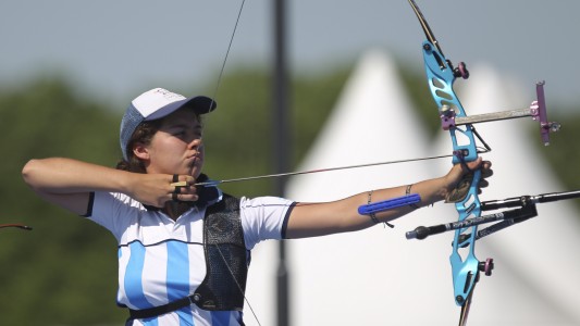 La historia de la chica de 15 años que conoció el tiro con arco en un restaurante y ganó la medalla de plata