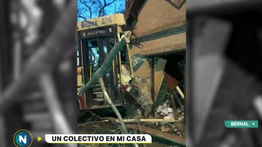 Un colectivo chocó y se incrustó en una vivienda de Bernal