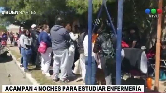 Acamparon todo el fin de semana largo para poder estudiar enfermería