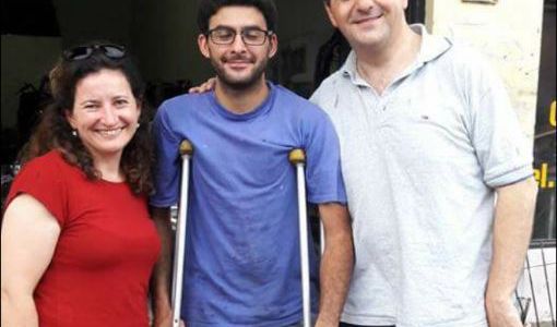 Arregla motos pese a sus muletas