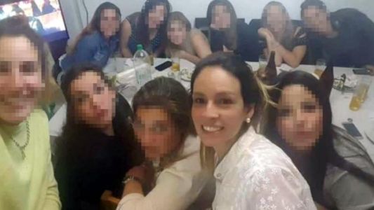 Enojo de la familia del rugbier asesinado por las fotos de Julieta Silva en una reunión con amigos