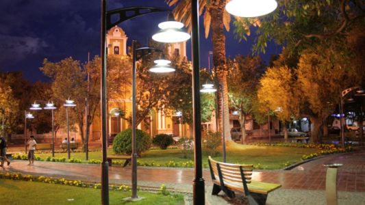 Estaba con su novia en una plaza y le dispararon en el pene