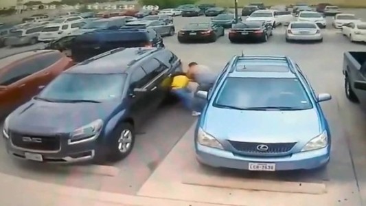 Brutal golpiza de un hombre a una mujer por "robarle" el lugar para estacionar el auto