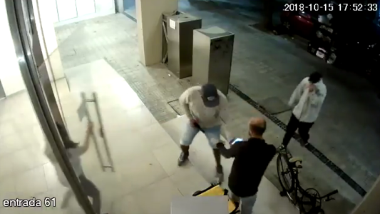 Video: asaltaron a un delivery de Glovo cuando entregaba un pedido