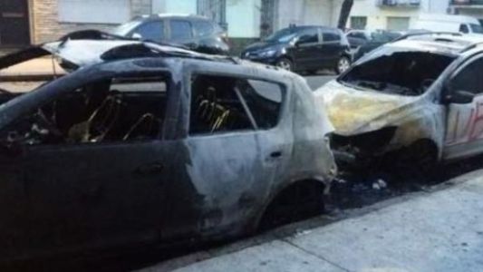 Otro ataque de los "caza Uber": quemaron un supuesto auto de la app y la ligó otro que estaba adelante