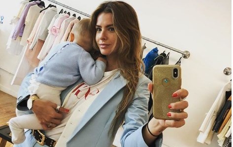 La tierna foto de la China Suárez dándole el pecho a su hija Magnolia en una playa