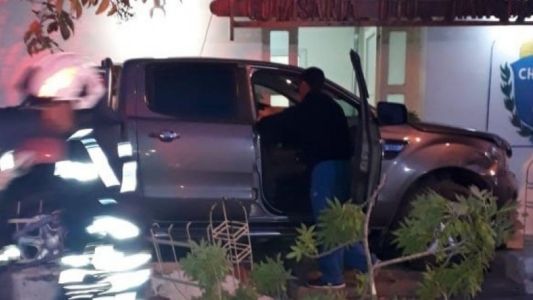 Un policía borracho chocó contra la comisaría de Rawson