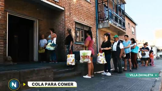 Villa Zavaleta: hacen fila desde las cuatro de la tarde para recibir un plato de comida