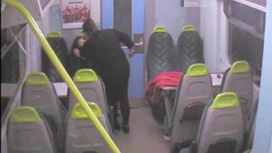 "Andá a dormir": le dio más de 80 puñaladas a su amiga cuando viajaban en tren