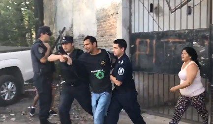 Video: así se llevó la polícía al tío de Sheila