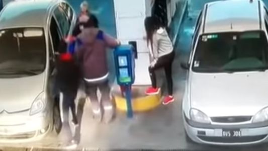 La insólita pelea entre una mujer y un joven en una estación de servicio: entre cachetadas y baldazos de agua