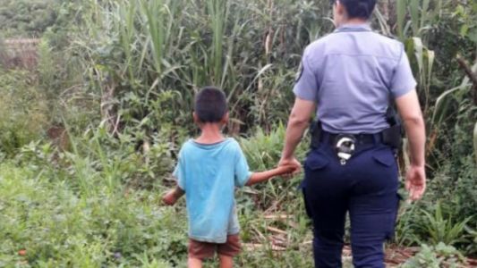 Un nene de 7 años estuvo tres días escondido en una casa abandonada porque lo torturaban sus padres