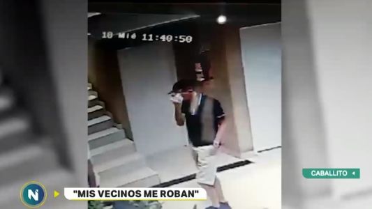 Descubrió en cámaras de seguridad de su casa que el vecino ayudó a los ladrones