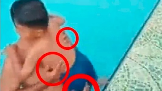 Misterio viral: la misteriosa mano que sostiene a un nene en la pileta