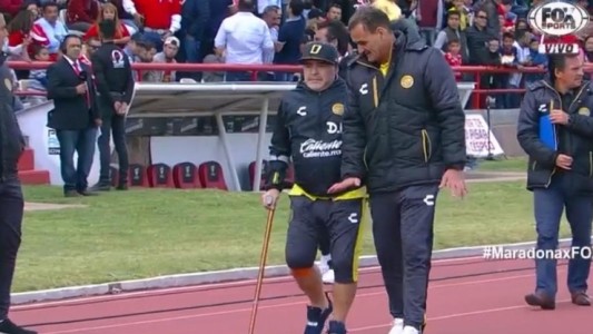 Maradona tuvo que usar un bastón en un partido de Dorados