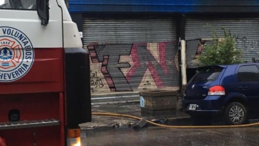 Entraron a robar a un local de zapatillas, no se pudieron llevar nada y lo prendieron fuego