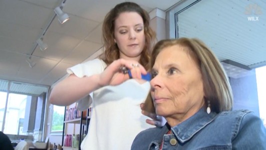 Fue a cortarse el pelo y la peluquera le descubrió que tiene cáncer