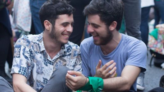 "Vayanse de mi pizzería": echaron a dos chicos por besarse en un restaurant porteño
