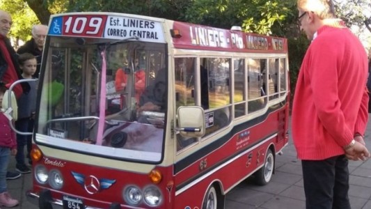 Creo un “mini colectivo” para su nieta y ahora pasea a los nenes de la plaza