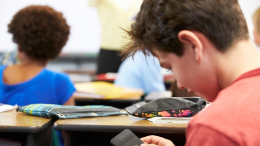 Una escuela de Arrecifes no dejará a los alumnos entrar con los celulares al aula