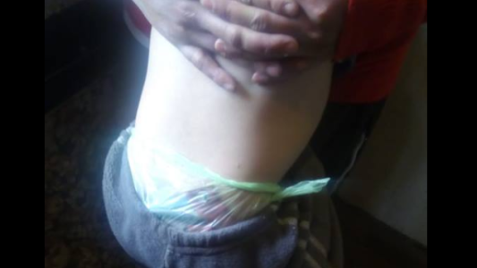 Piden ayuda para un bebé mendocino que usa bolsas porque no le pueden comprar pañales