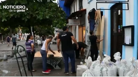 México se prepara para el huracán "Willa"