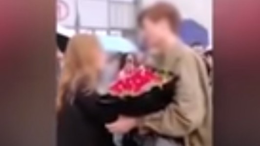 Un hombre le pidió casamiento a una mujer con un lujoso auto de regalo: ella lo rechazó