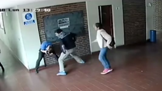 Video: denunció a un preceptor por acosar a su hijastra y le dio una paliza en el colegio