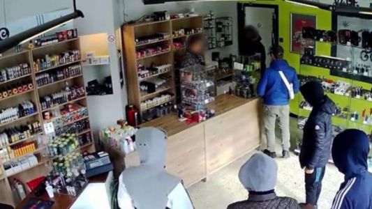 Ladrones obedientes: comerciante les pidió que regresaran más tarde y fueron detenidos