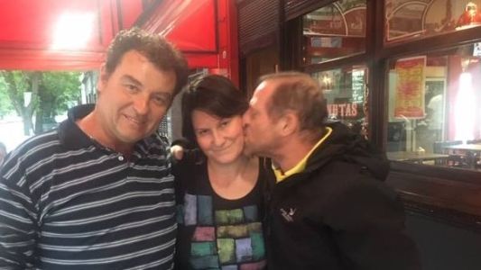 El conmovedor abrazo de un padre al hombre que recibió un riñón donado por su hijo muerto