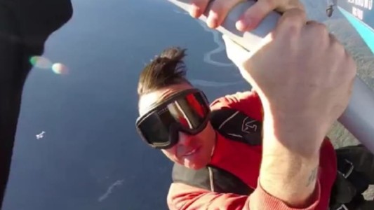 Un rapero que filmaba su video murió al caer desde una avioneta