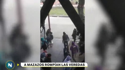 Así rompían la plaza para arrojar piedras a la Policía