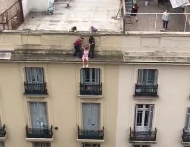 Video dramático: dos policías rescataron a una mujer que quiso arrojarse al vacío