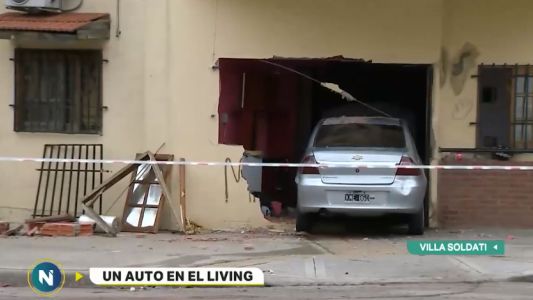 Desayunando con un auto en el comedor: susto para una familia en Villa Soldati
