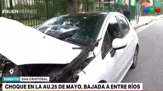 Chocaron en la bajada de la autopista, pero no querían descender del auto