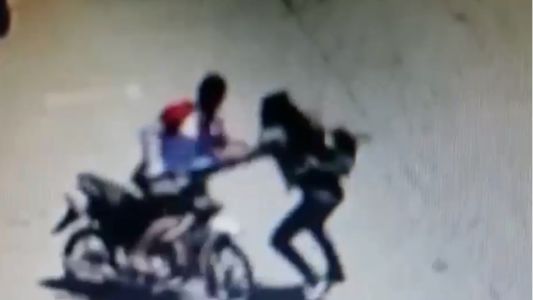 Video: motochorro quiso robarle a una maestra y recibió una lección