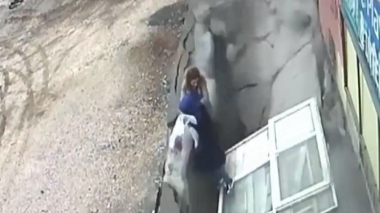 Video: estaban conversando y se las "tragó" la vereda