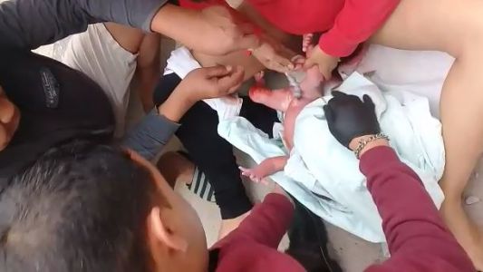 VIDEO pura emoción: policías atendieron un parto en plena calle