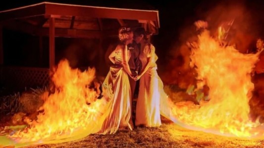 Novias bajo fuego: prendieron fuego sus vestidos en medio de la ceremonia