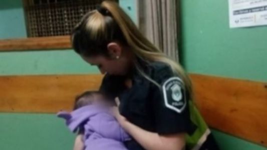 La policía de Mar del Plata a la que el instinto materno le permitió calmar a un bebé